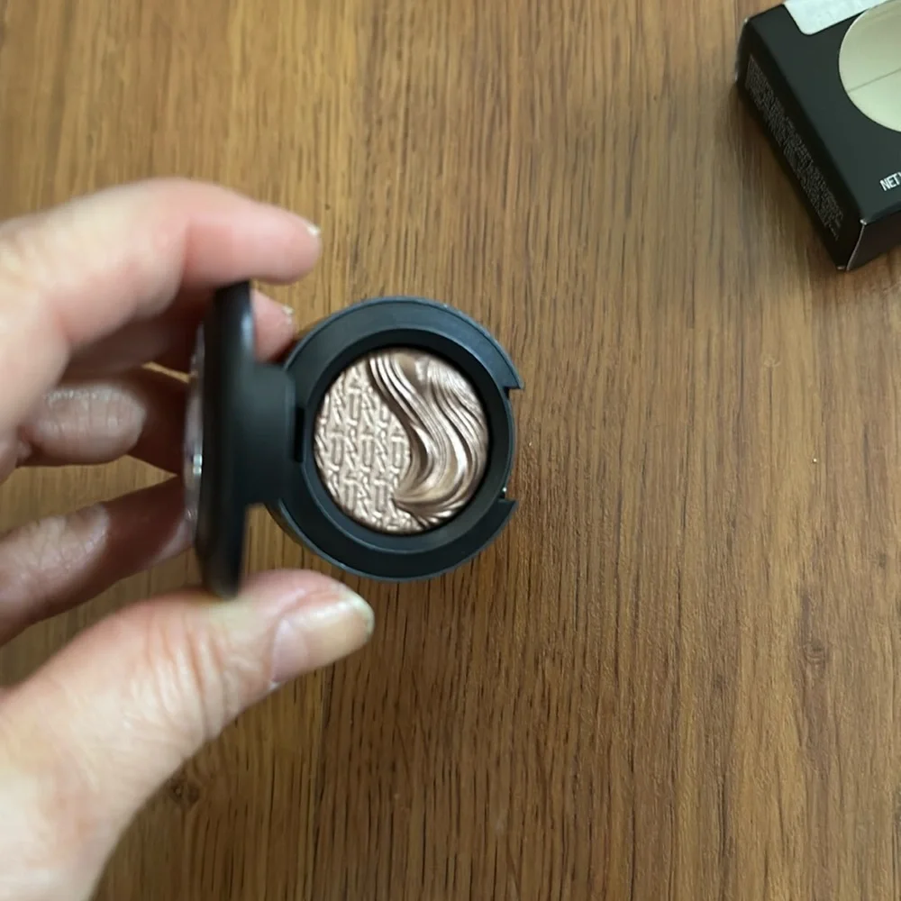MAC Extra Dimension Eye Shadow! RARE AND DISCONTINUED- Havana - Picture 4 of 4